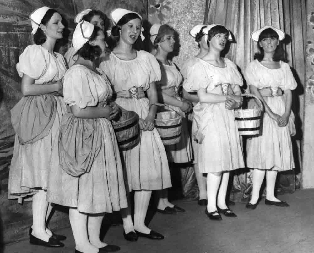 Jean Whittam, Beryl Wilding, Margaret Brown (hidden), Ann Dodd,Lesley Bertram, ??,??, Constance Laing